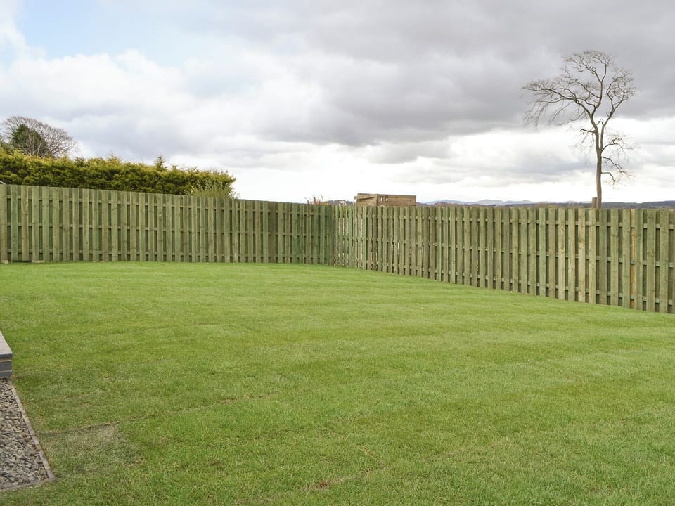 Enclosed lawned rear garden | Paddockhall Cottages- Veleta - Paddockhall Cottages, Linlithgow, near Edinburgh 