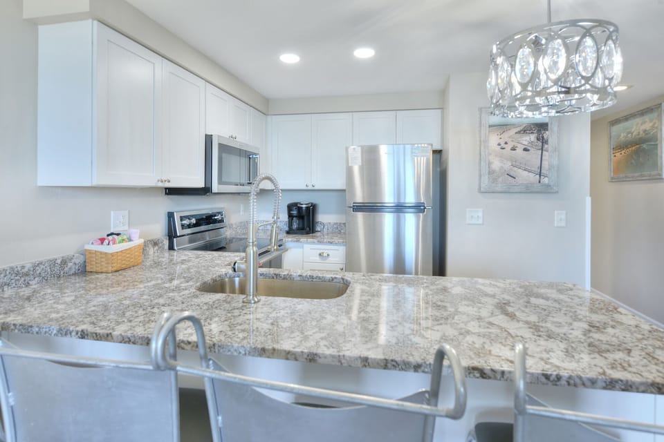 Kitchen stocked for cooking ⭐ Full fridge, stove, oven