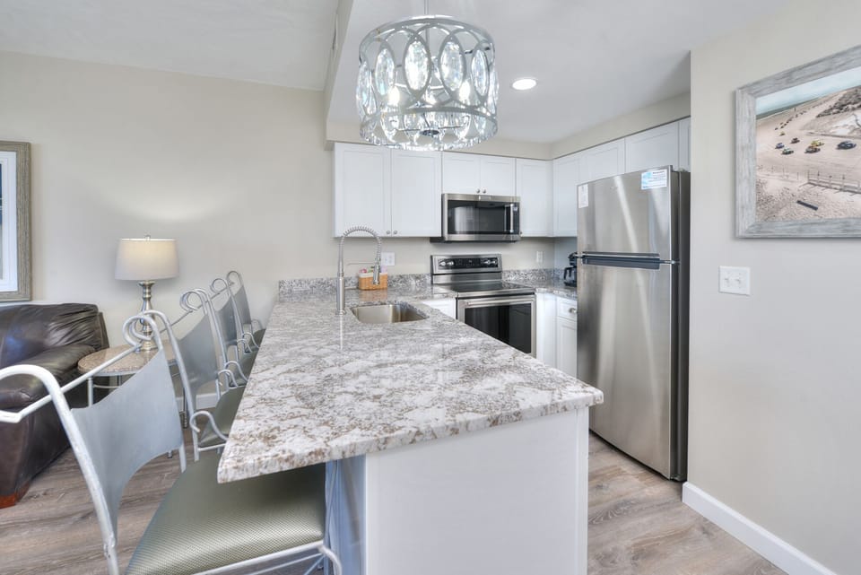 Full kitchen for home meals ⭐ Stainless appliances + storage