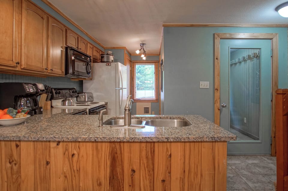 Full kitchen