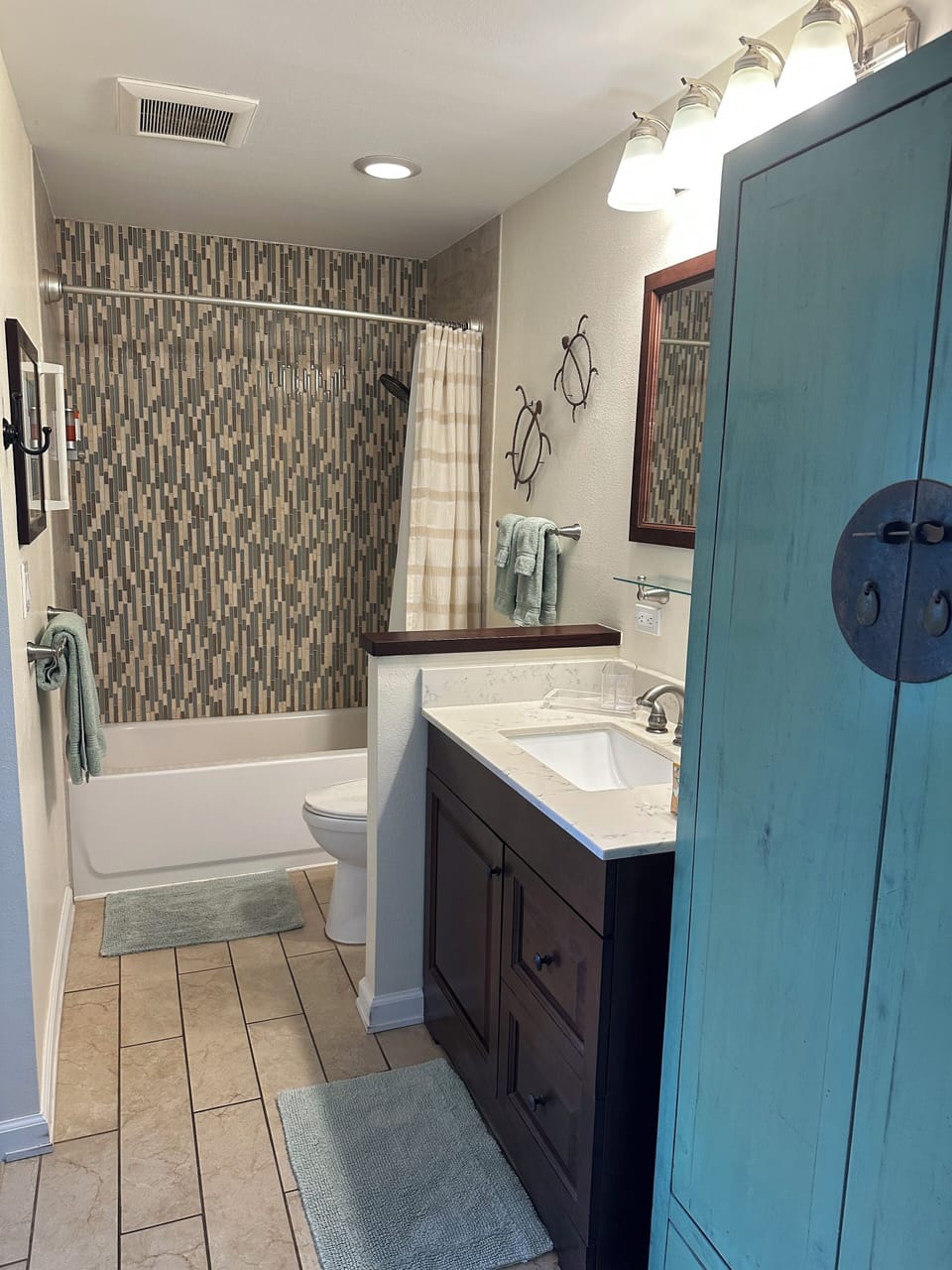 Main bathroom also adjoining to twin bedroom