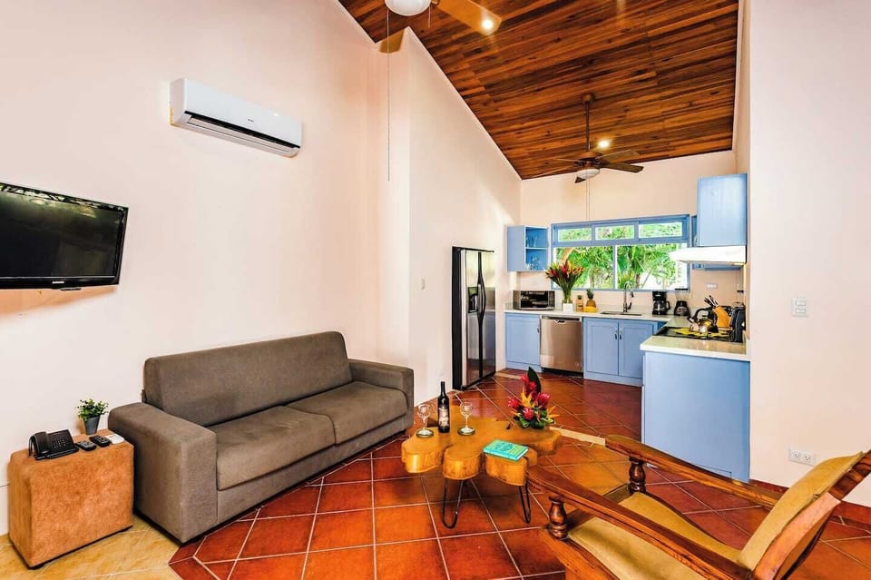 Open living and kitchen area, perfect for relaxing and enjoying your stay at this Langosta Beach rental in Tamarindo.