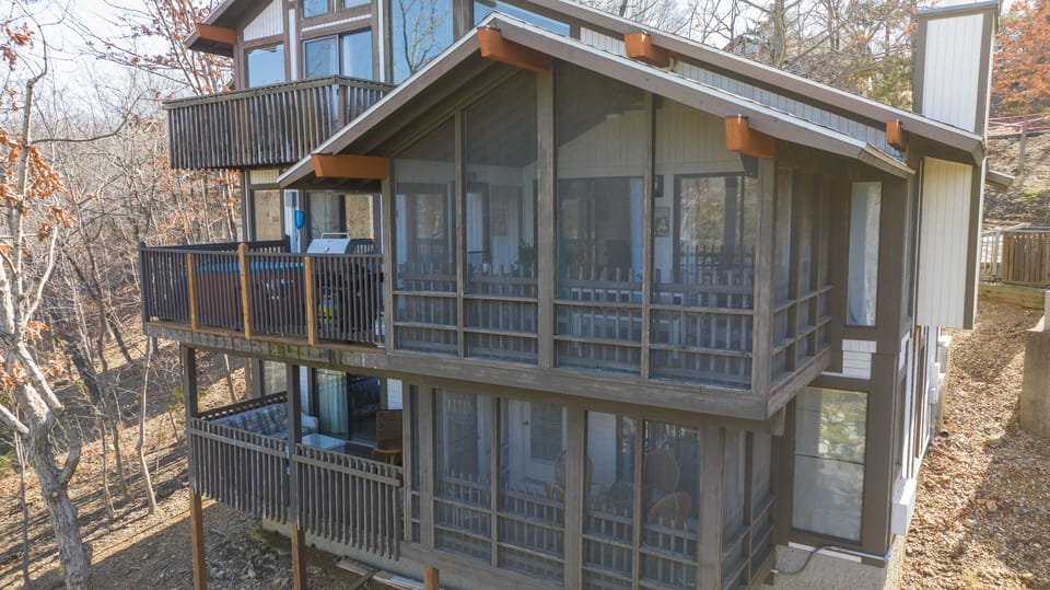 5 balconies to see the sun setting over the lake! Balconies off every room.