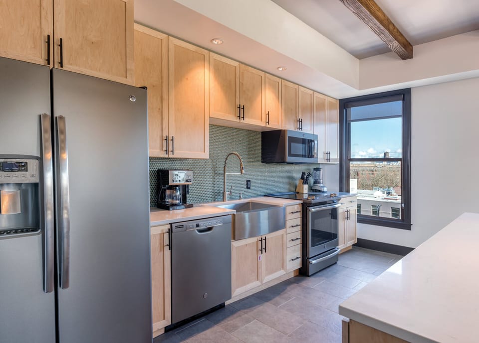 Fridge, microwave, stovetop, dishwasher