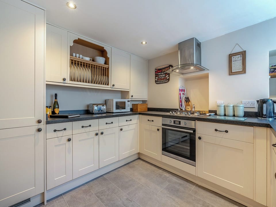 Modern kitchen with electric oven, gas hob, microwave, fridge/freezer, dishwasher and washing machine | Four Seasons, Pickering