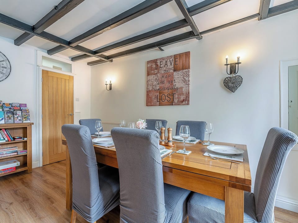Dining area for six persons | Four Seasons, Pickering