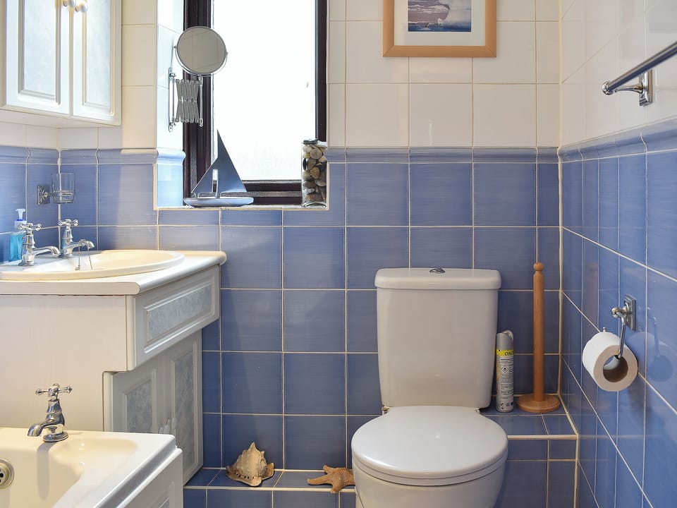 Lovely tiled bathroom | Eden Cottage, Cerne Abbas, near Dorchester
