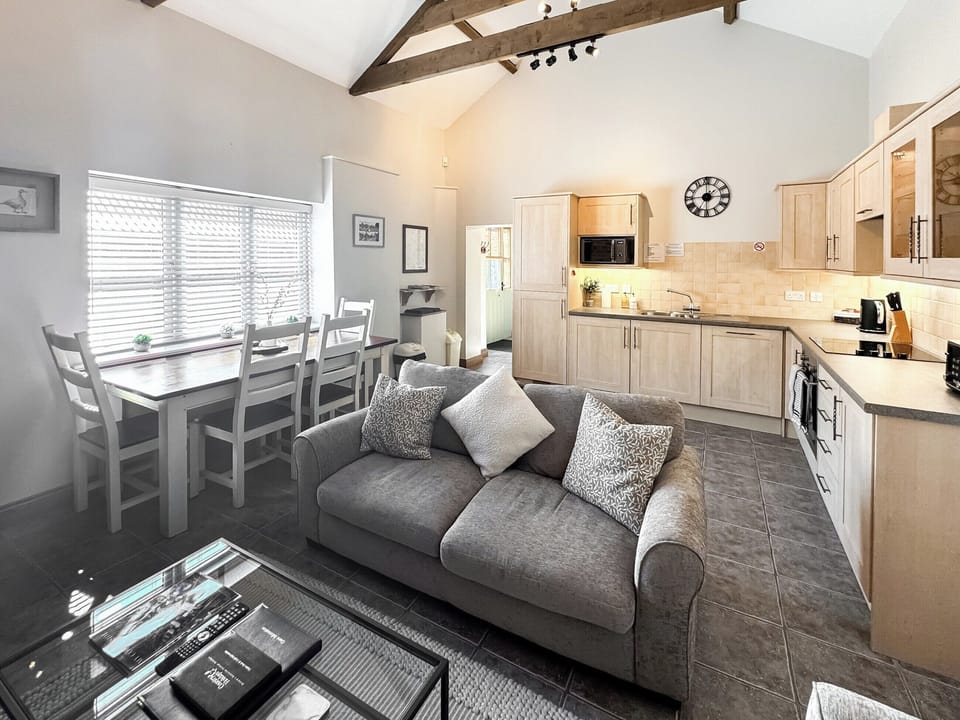 Characterful living and dining room | The Tack Room - The Courtyard, Hareby, near Horncastle