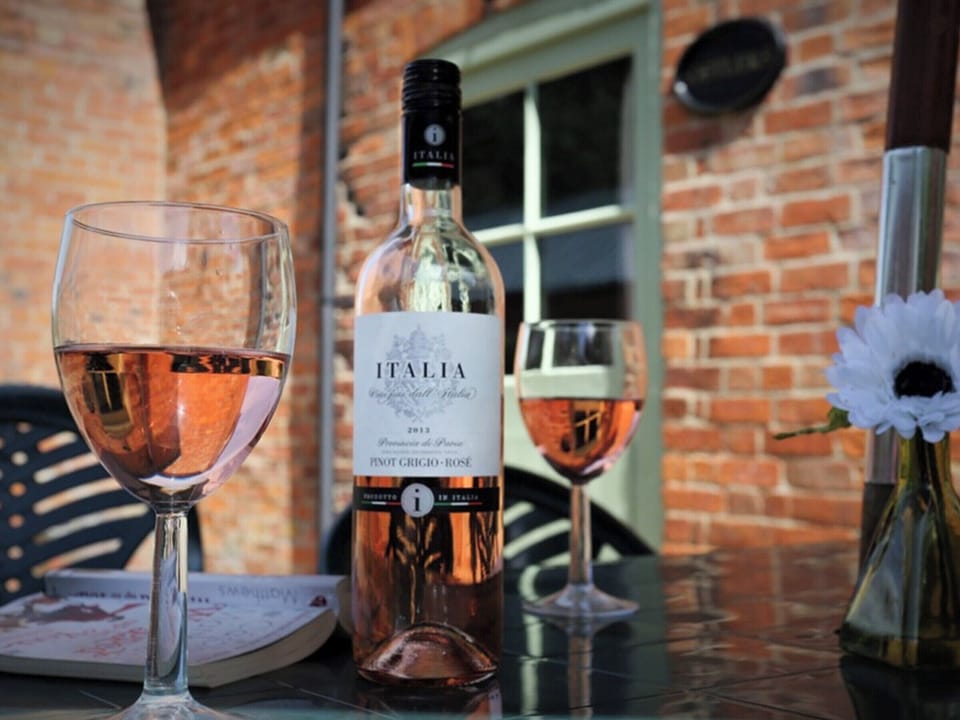 Outdoor seating area on the patio | The Tack Room - The Courtyard, Hareby, near Horncastle