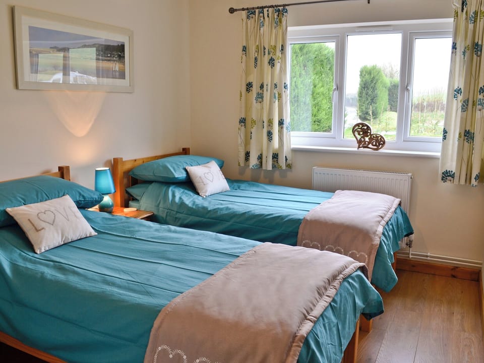 Twin bedroom | Peach Tree Cottage, Winterbourne Steepleton, nr. Dorchester
