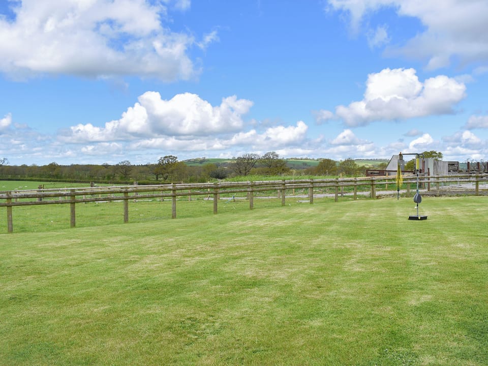 Large lawned garden | Wriggle View, Jolliffe, Cowleaze - Bailey Ridge Farm Cottages, Leigh, near Sherborne