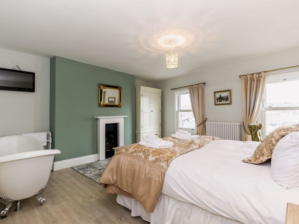 Double bedroom with en-suite and rolled top bath | Frankland House, Whitby