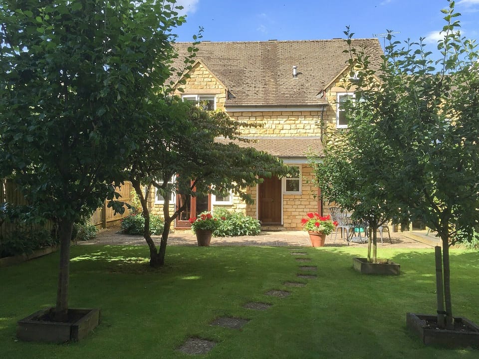 Well tended mature garden | Russet Cottage, Moreton-in-Marsh