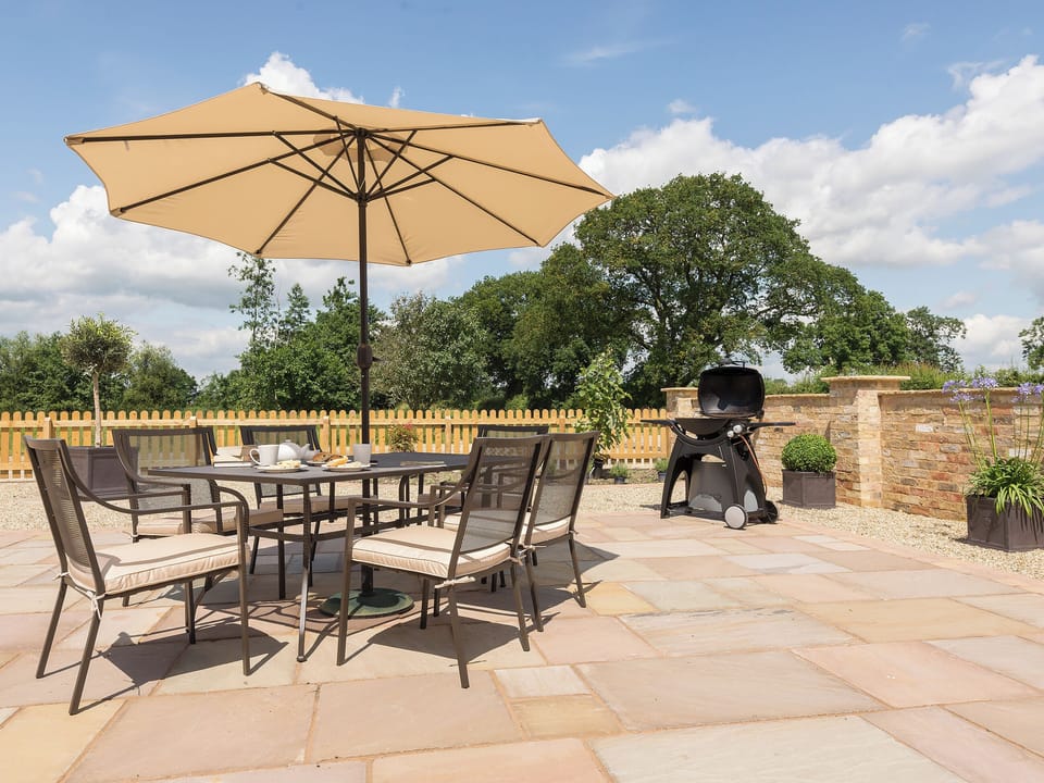 Outdoor eating area | Eastlands Barn, East Barkwith, nr. Market Rasen