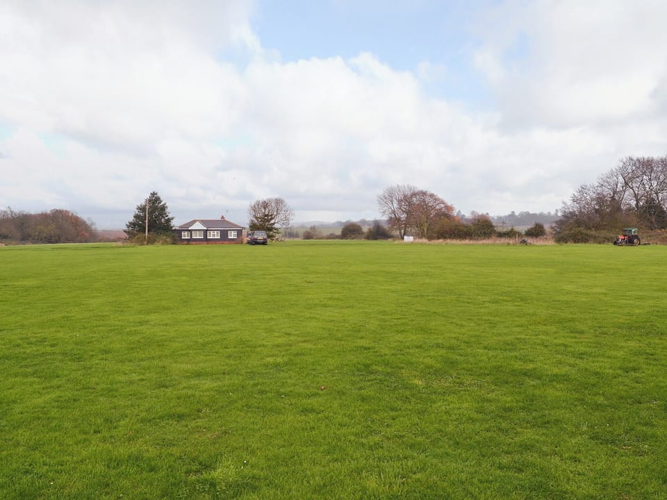 Garden and grounds | Linley Farm Cottages - Meadow View Cottage, St Osyth