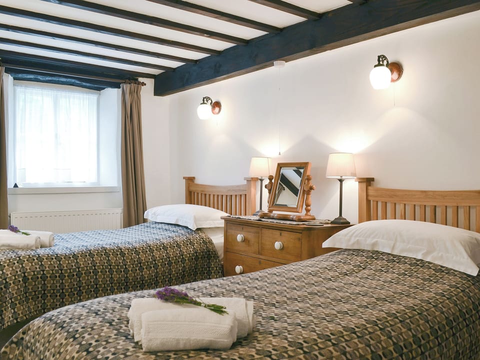 Ground Floor Twin bedroom | Tyn Y Ffordd, Llanymawddwy near Dolgellau