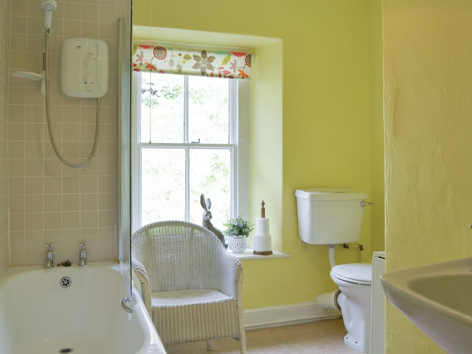 Bathroom with shower over the bath | 3 High Rake, Glenridding