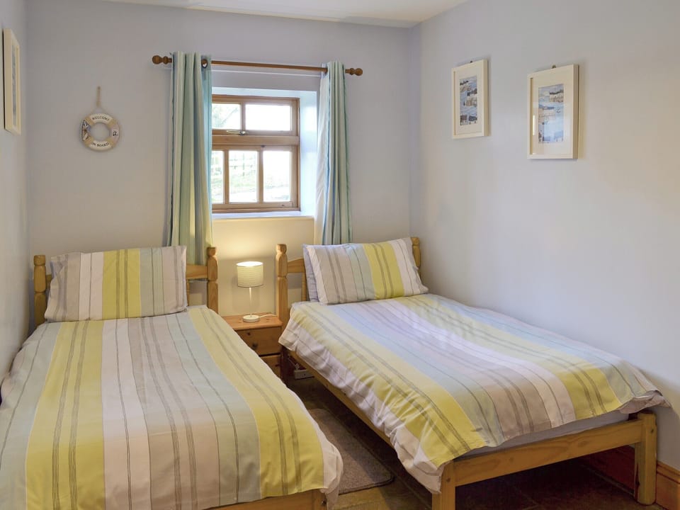 Cosy twin bedroom | Ilingworth Cottage - Filey Holiday Cottages, Filey
