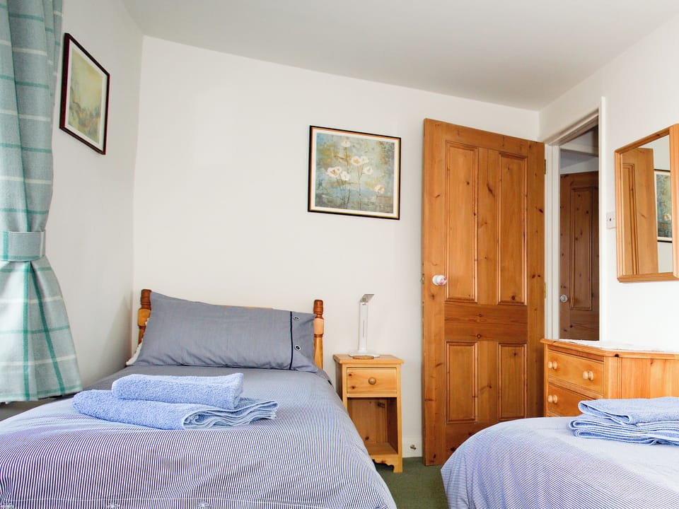 Homely twin bedroom | Ivy Cottage, Giggleswick near Settle