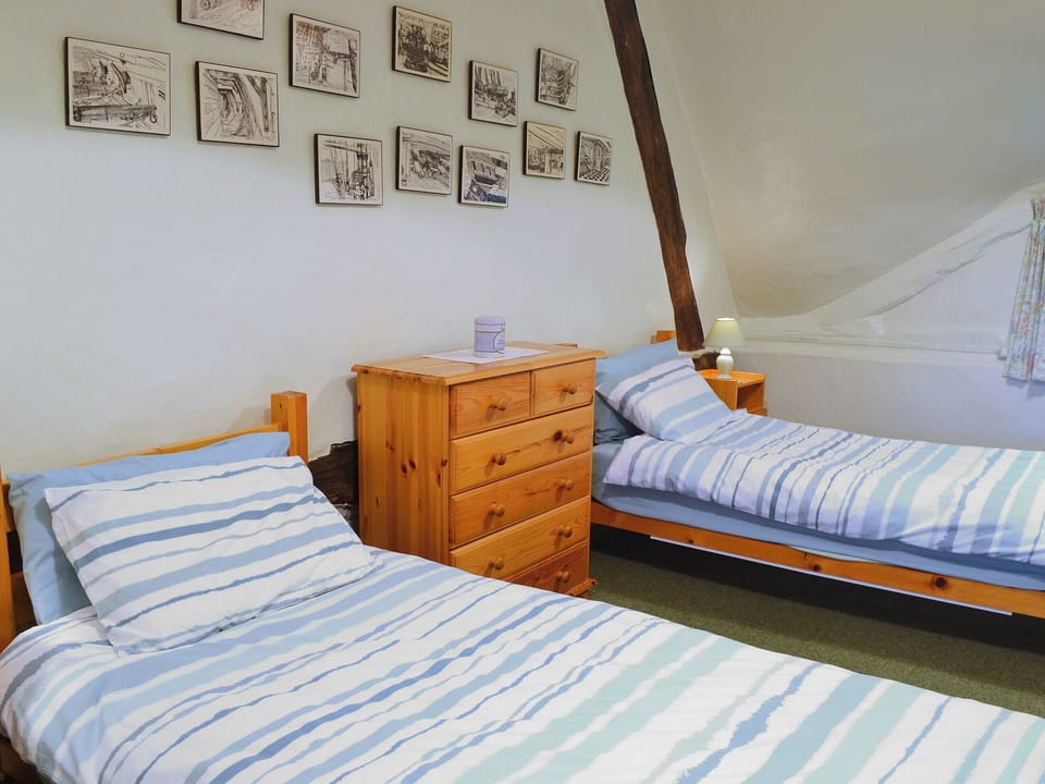 Twin bedroom | October Cottage, Aughton, nr. Marlborough