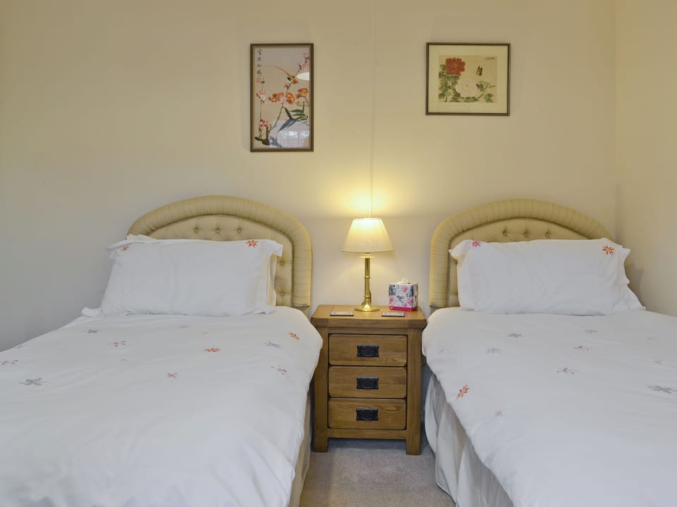 Relaxing twin bedroom | Trentham Cottage, Snettisham, near Hunstanton