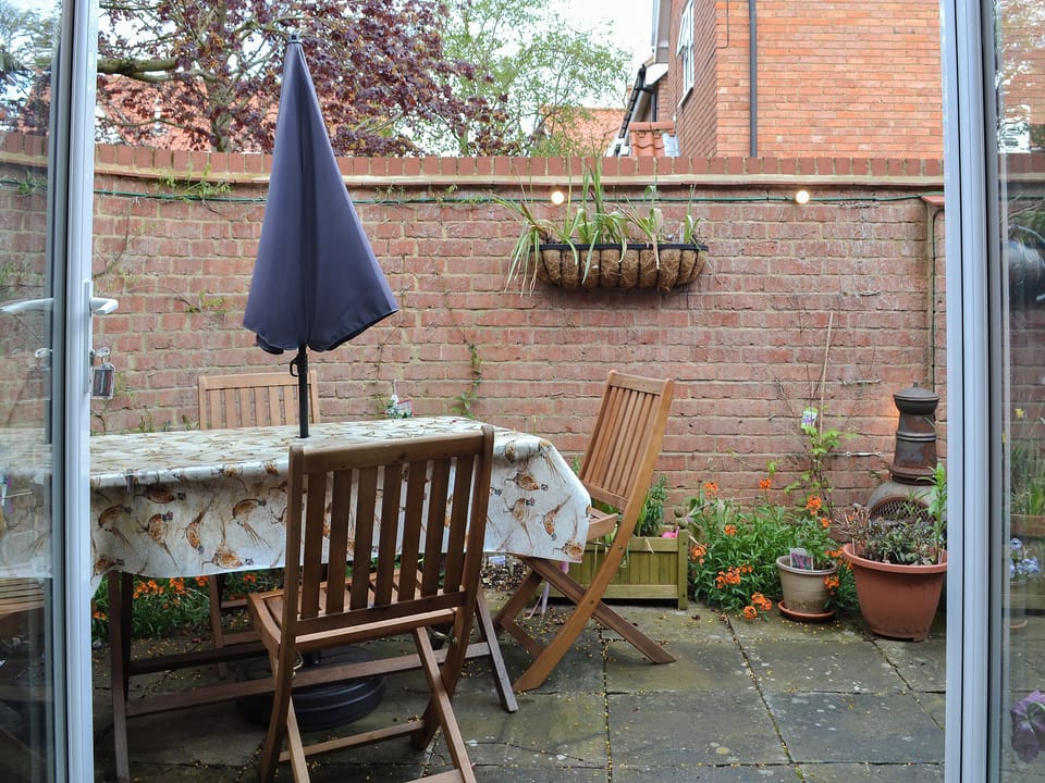 There is direct access to the outdoor eating area from the living/dining room | Trentham Cottage, Snettisham, near Hunstanton