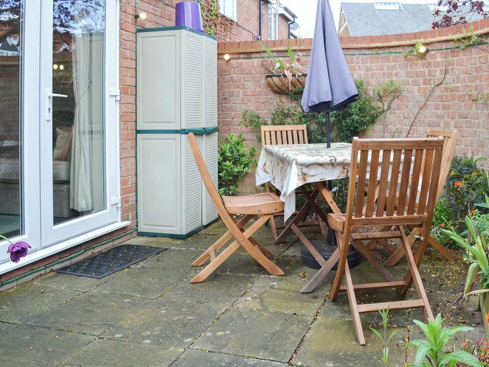 Shady and discrete patio | Trentham Cottage, Snettisham, near Hunstanton