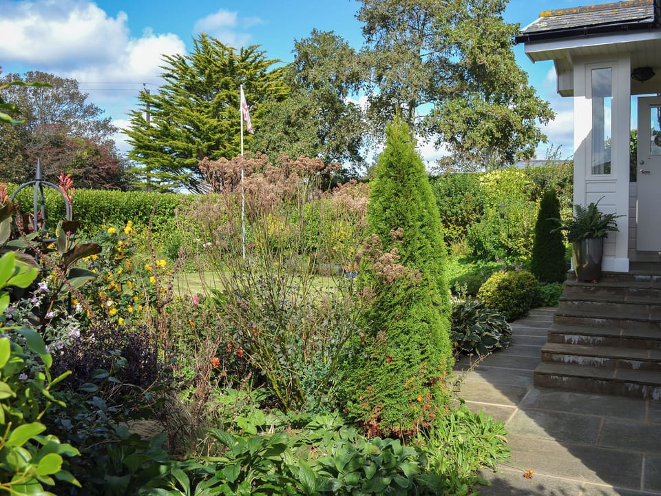 Lush, well kempt garden | Wheal Metal Lodge, Poldown, near Helston