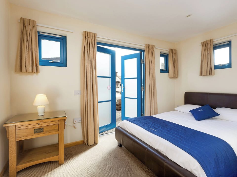 Light and airy double bedroom | Riversedge - The Boathouse, Wroxham, near Norwich