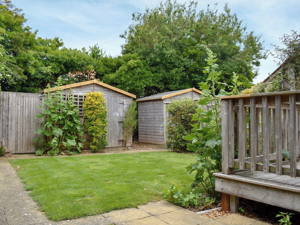 Charming garden | Lo-Tide - The Tides, Elmer, Middleton-on-Sea