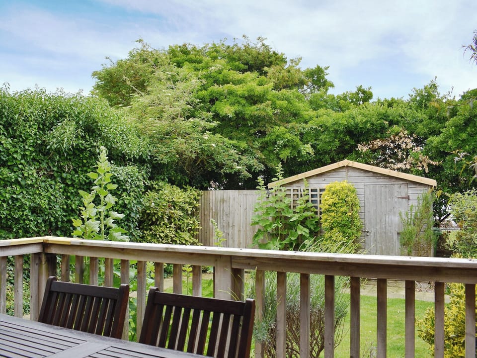 Charming garden | Lo-Tide - The Tides, Elmer, Middleton-on-Sea