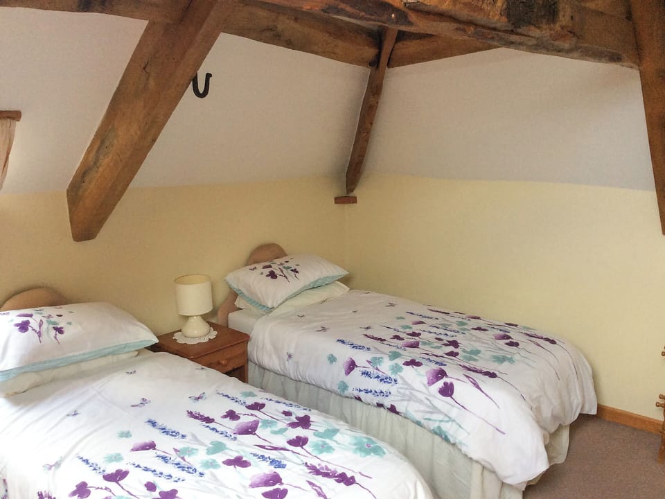 Beamed twin bedroom | The Pump House, Hawkesbury Upton