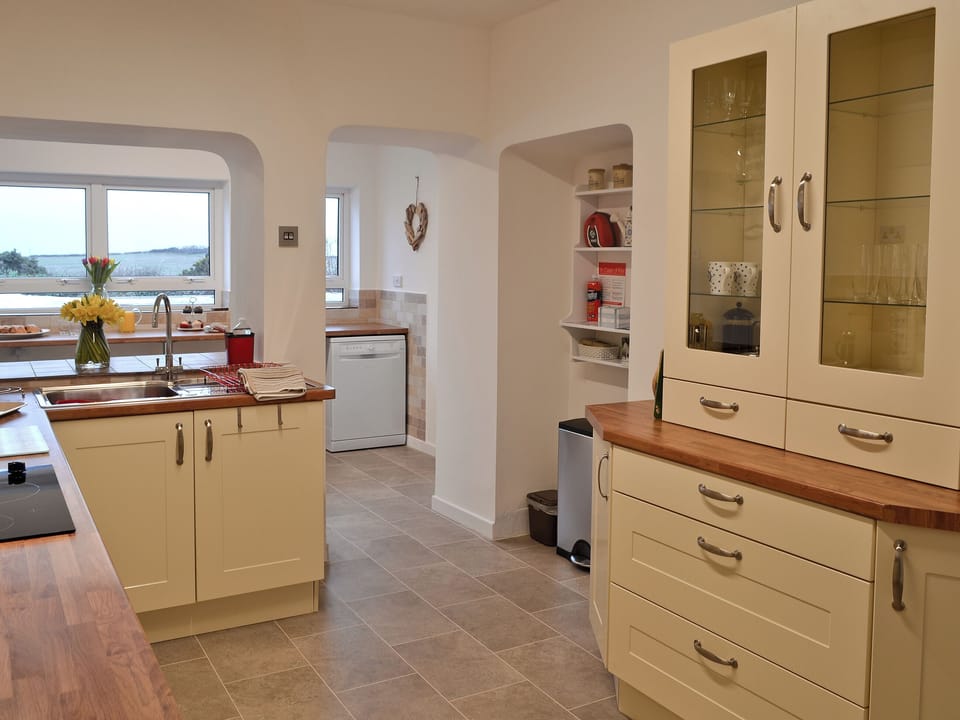 Well equipped kitchen | Bwthyn Pereos, Cemlyn near Amlwch