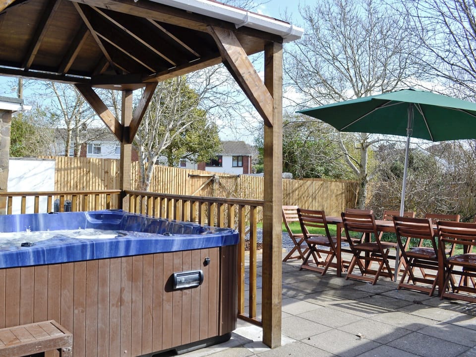 Hot tub | Ysgubor Wen, Burry Port, nr. Llanelli