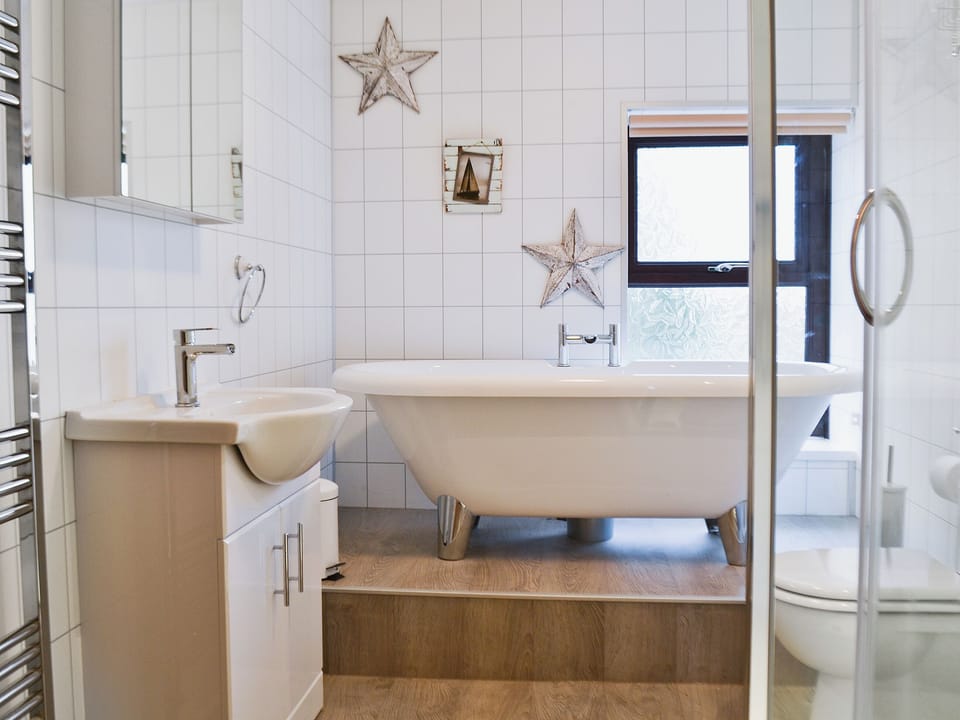 Bathroom | Ysgubor Wen, Burry Port, nr. Llanelli