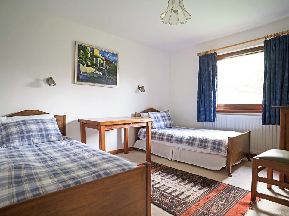 Well presetned twin bedroom | Rosmuire, Shandon, near Helensburgh