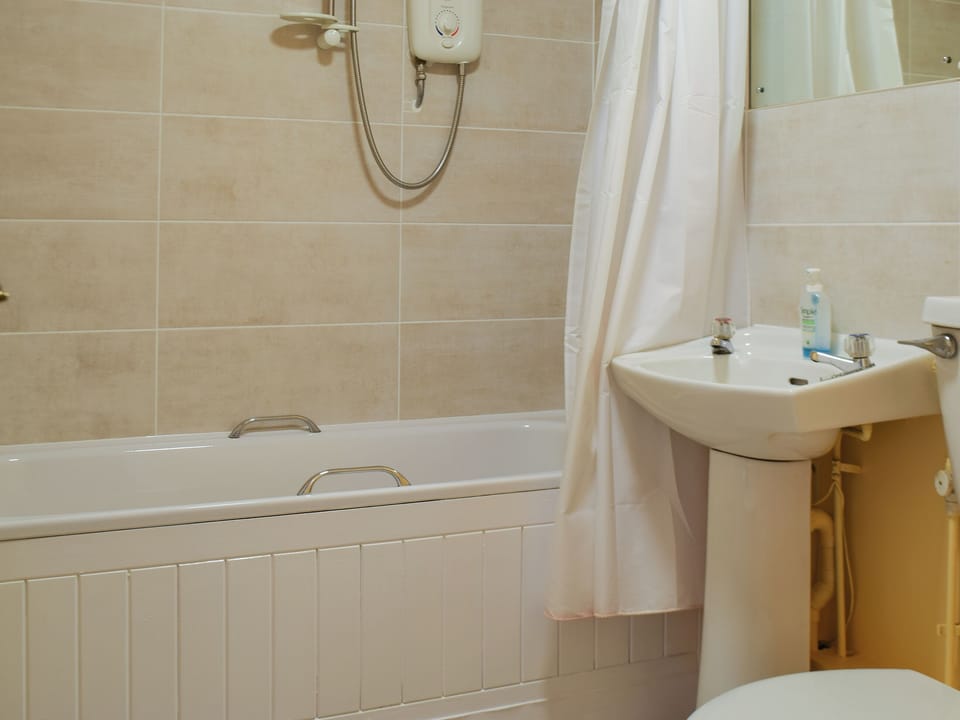 Bathroom | 7 Elm Court - Greta Grove Apartments, Keswick