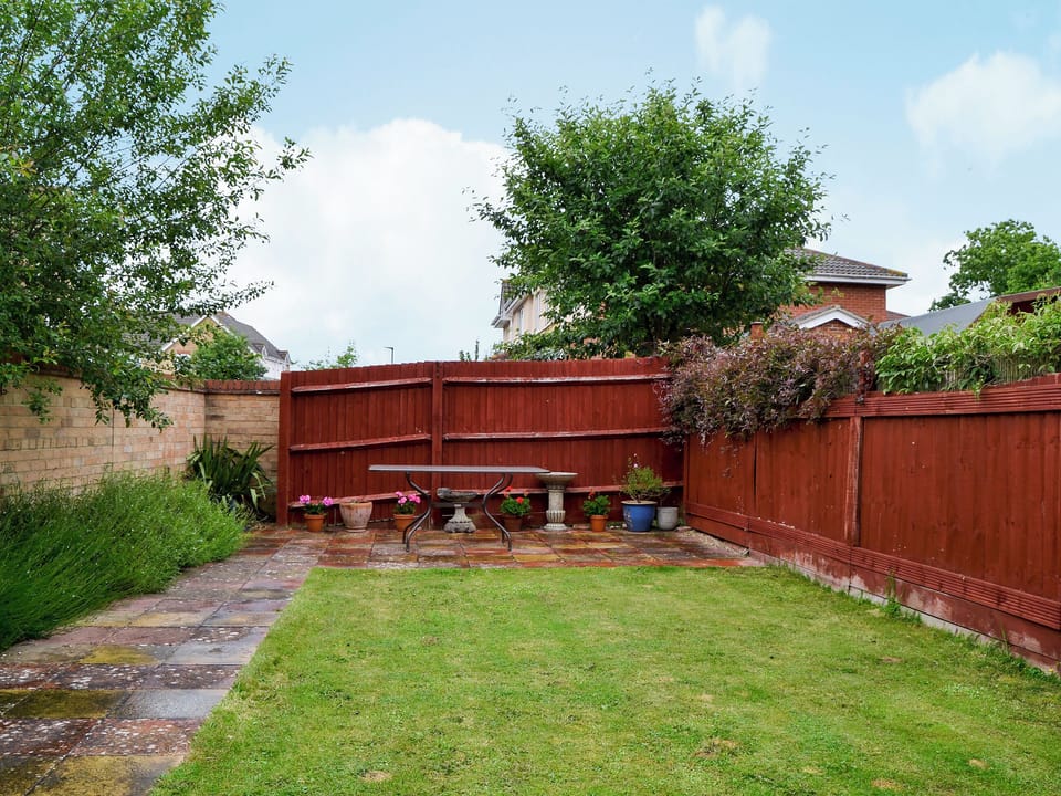 Enclosed lawned garden with furniture | Marina View, East Cowes