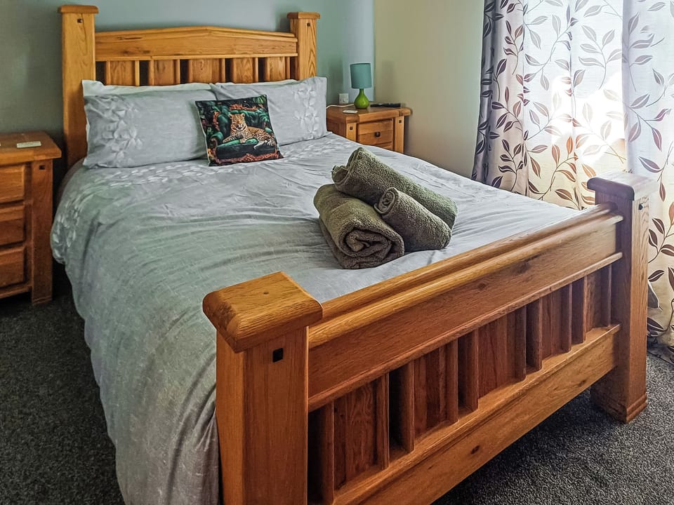 Main bathroom with Queen size bed in parkloge | Park Lodge - Birchland, Strachan, near Banchory