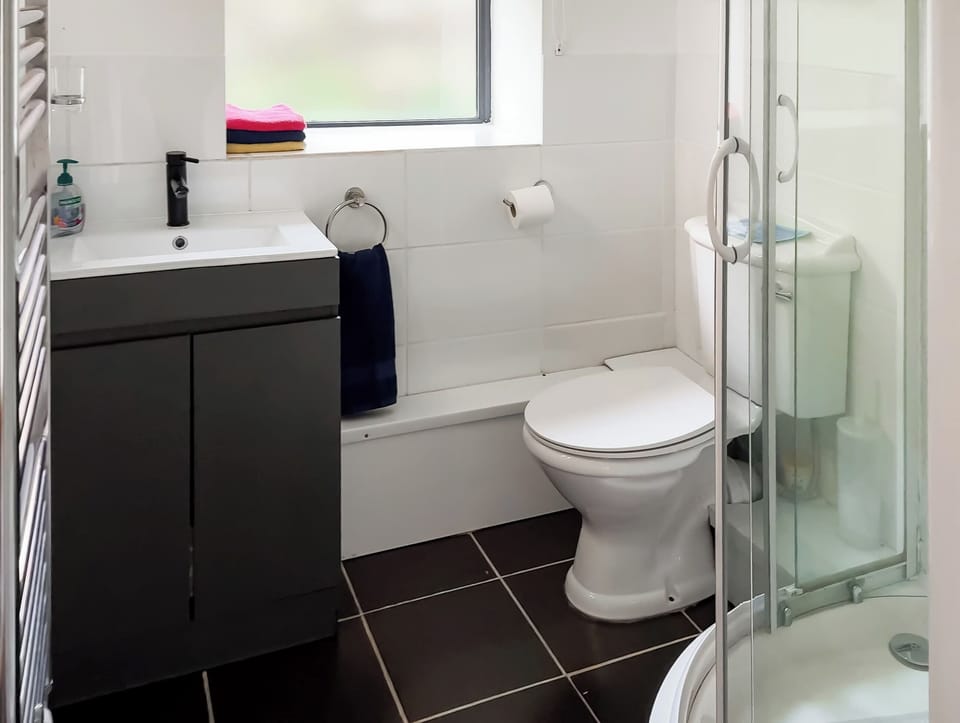 Shower room | Mill Farm Holiday Cottages - Oak View Cottage, Heyope, nr. Knighton