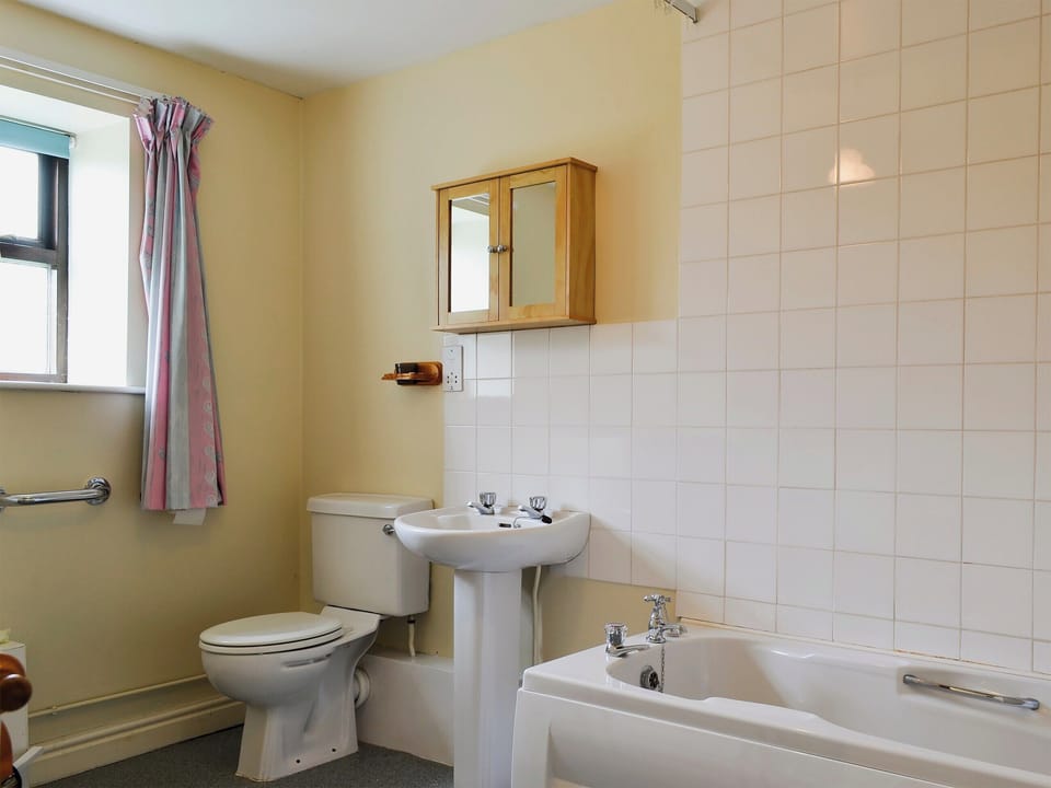 En-suite bathroom | Halford Big Barn, Craven Arms
