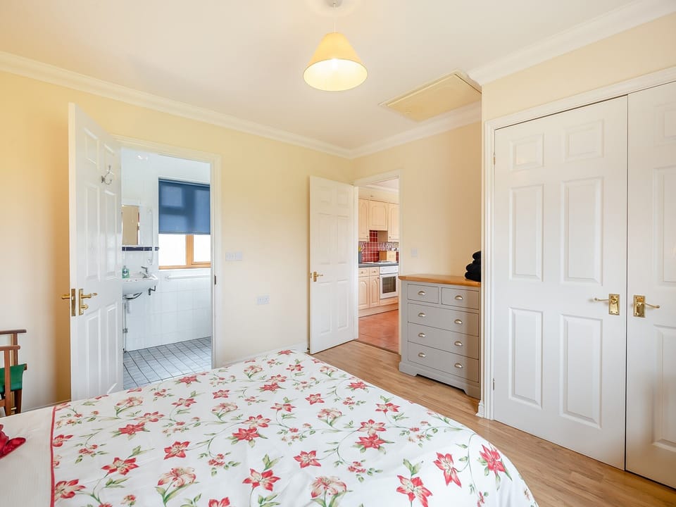 Double bedroom | Dairy Cottage - Linley Farm Cottages, St Osyth
