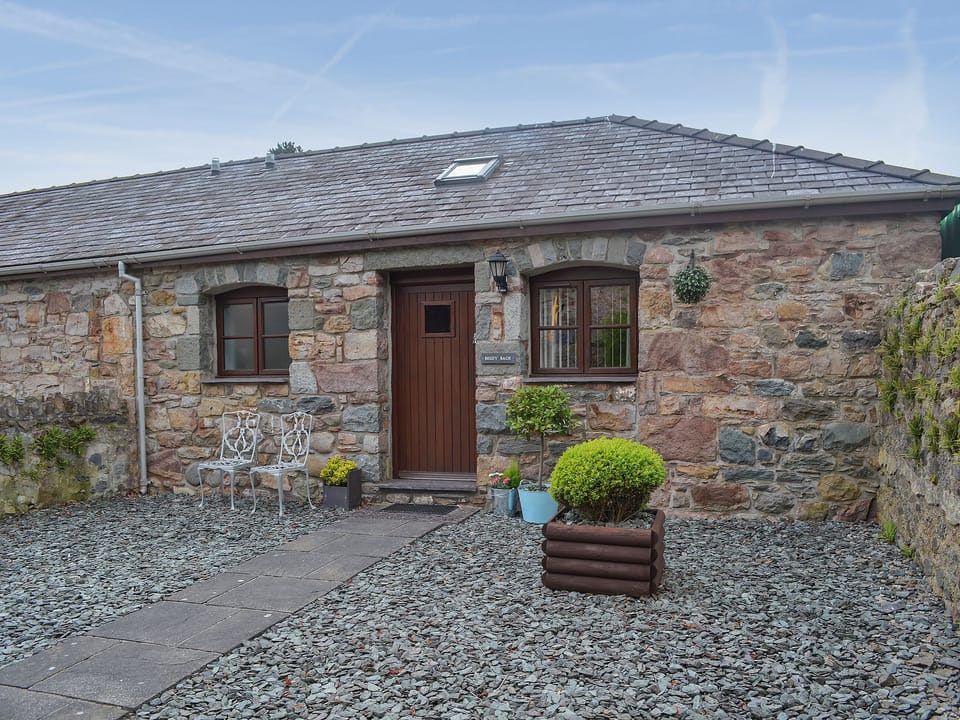Exterior | Beudy Bach - Parciau Farm Cottages, Caernarfon