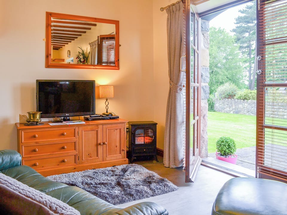 Open plan living space | Beudy Bach - Parciau Farm Cottages, Caernarfon