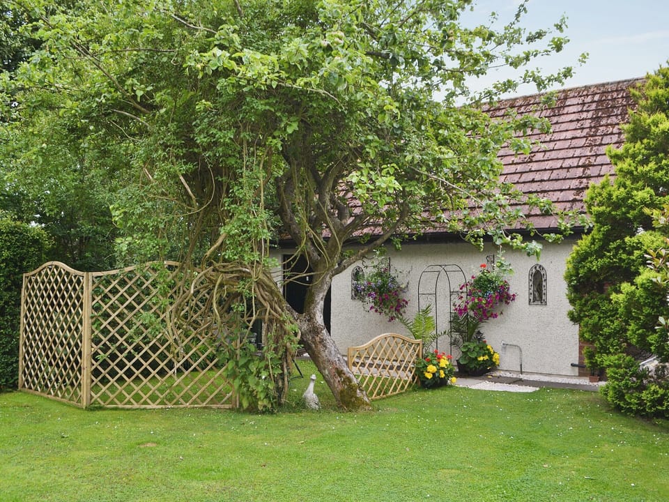 Lawned garden with sitting out area | The Studio at the Neuk, Warkworth