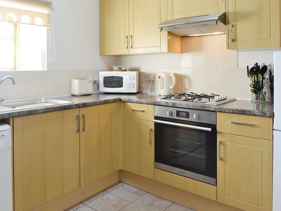 Well-equipped fitted kitchen | Nightingale - North Moor Farm Cottages, Flamborough