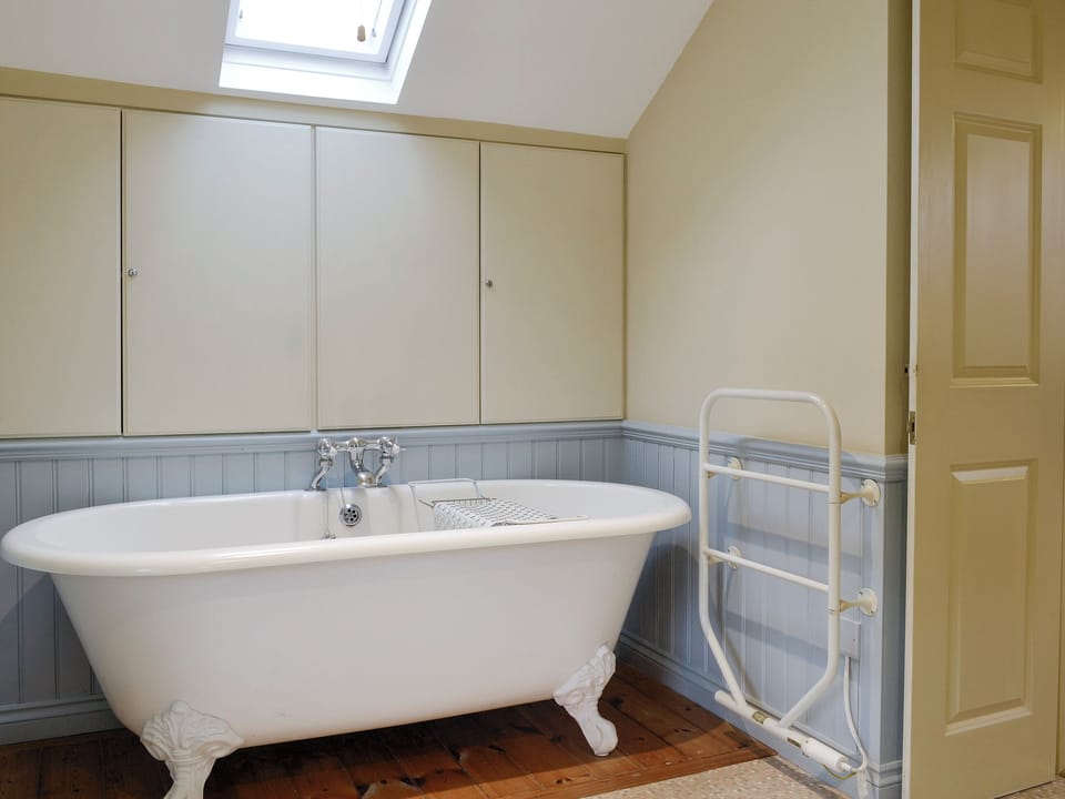 En-suite bathroom with free-standing bath and shower cubicle | Brasscam, Seatoller