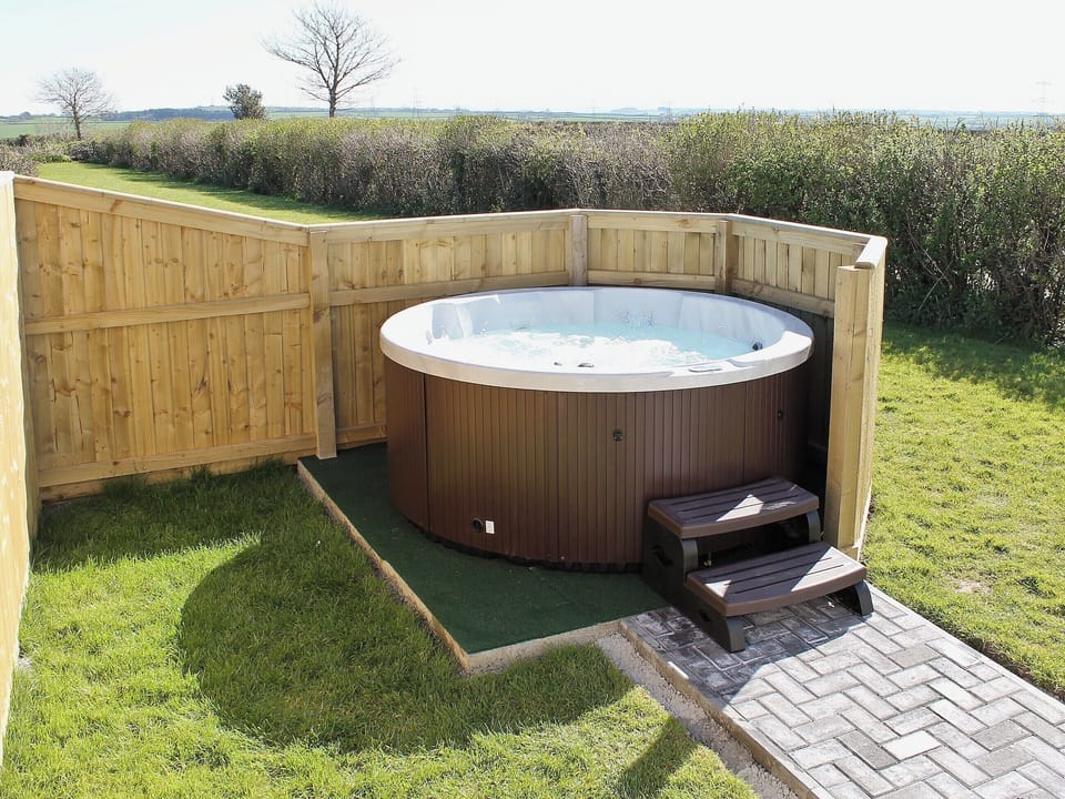 Hot tub | Y Bwthyn, Tavernspite