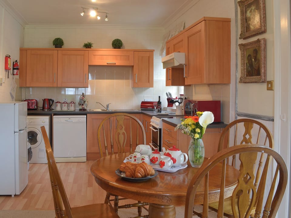 Fitted Kitchen in open plan room | Caradon Apartment - Rosecraddoc Manor, Liskeard