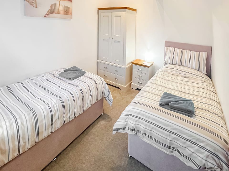 Good-sized twin bedroom | Woodpecker - Manor Court Cottages, Shipton Gorge